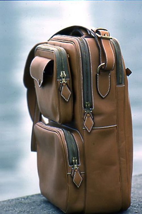 Photo d'un porte-documents d'épaule en vachette naturelle