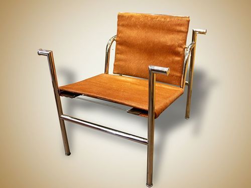 Photo d'une fabrication assise, dossier en poulain sur deux fauteuils Le Corbusier