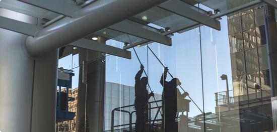 Fensterreinigung an Glasfassade mit Industriekletterern.