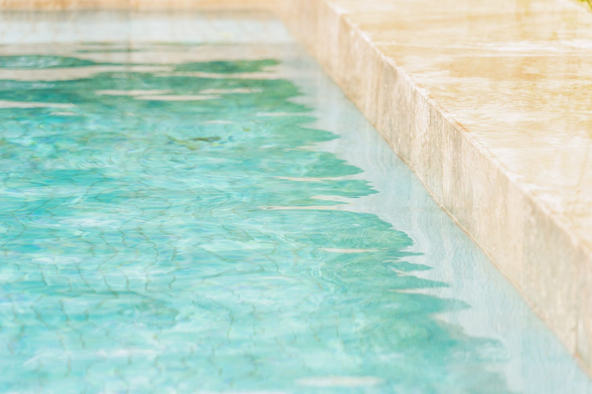 Sauberer Poolbereich mit klarem Wasser nach Außenreinigung.