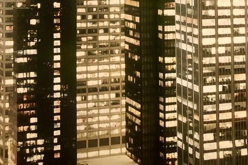 Una fotografía en blanco y negro del horizonte de una ciudad por la noche.