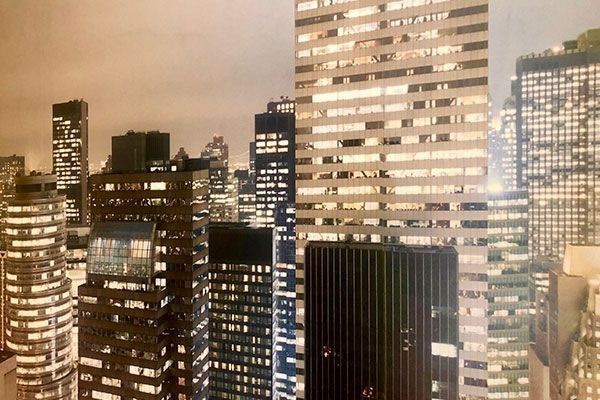 Un horizonte de ciudad por la noche con muchos edificios altos