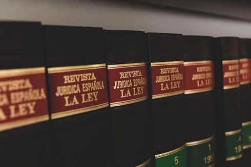 Una fila de libros jurídicos españoles están alineados en un estante.
