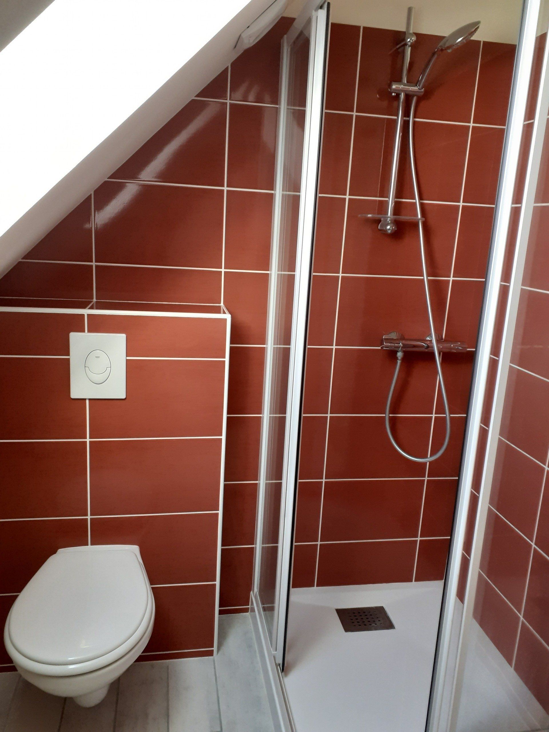 Salle de bains avec WC