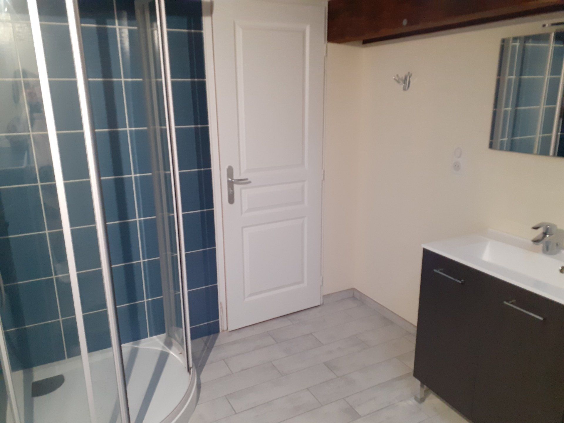 Salle de bains avec douche