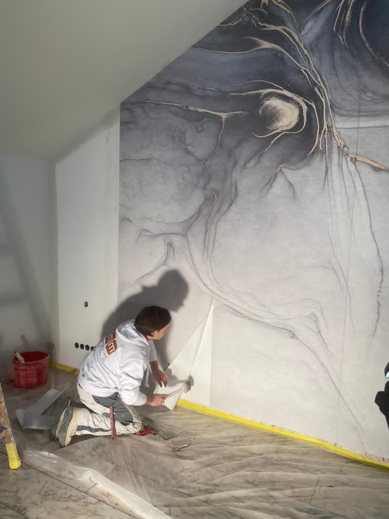 Maler streicht Wand
