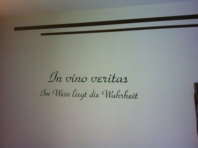 Schriftzug auf heller Wand