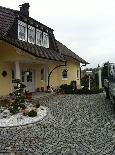 Haus mit gelber Fassade