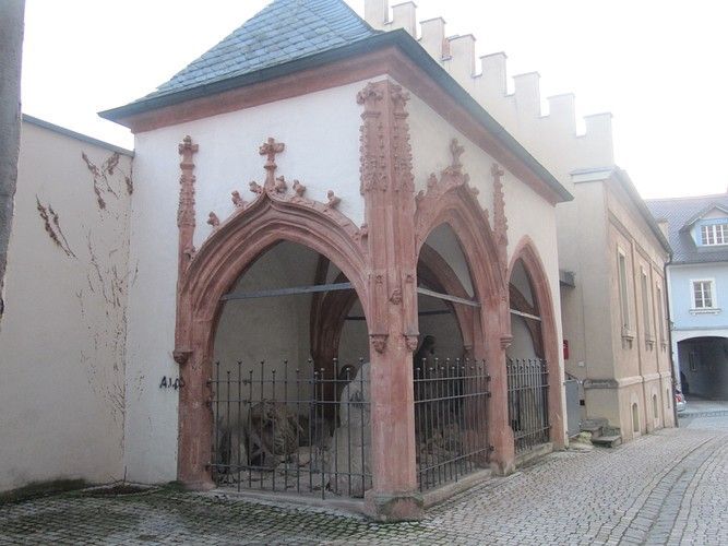 Haus mit Steinbögen