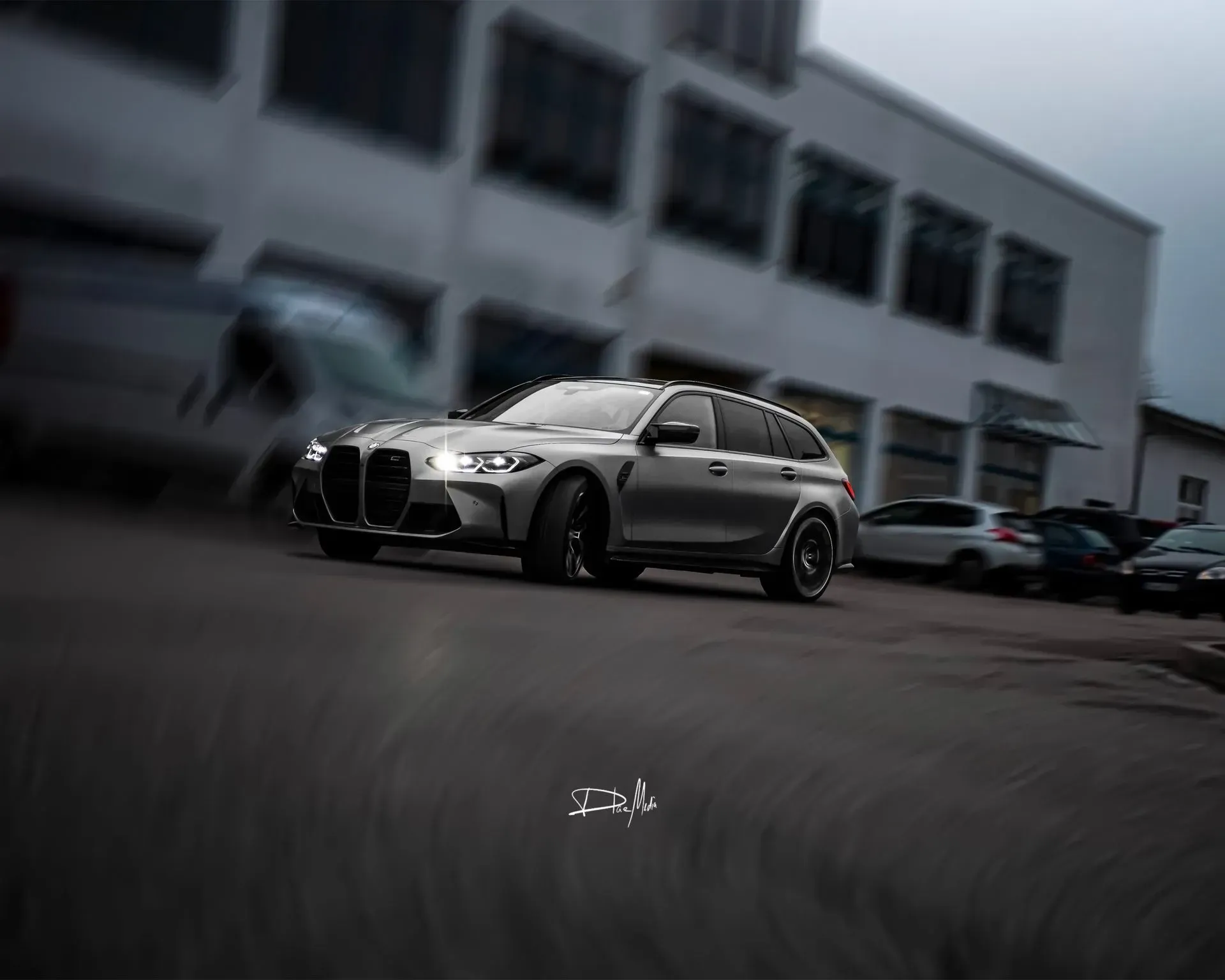 Ein silbernes Auto fährt eine Straße vor einem Gebäude entlang.