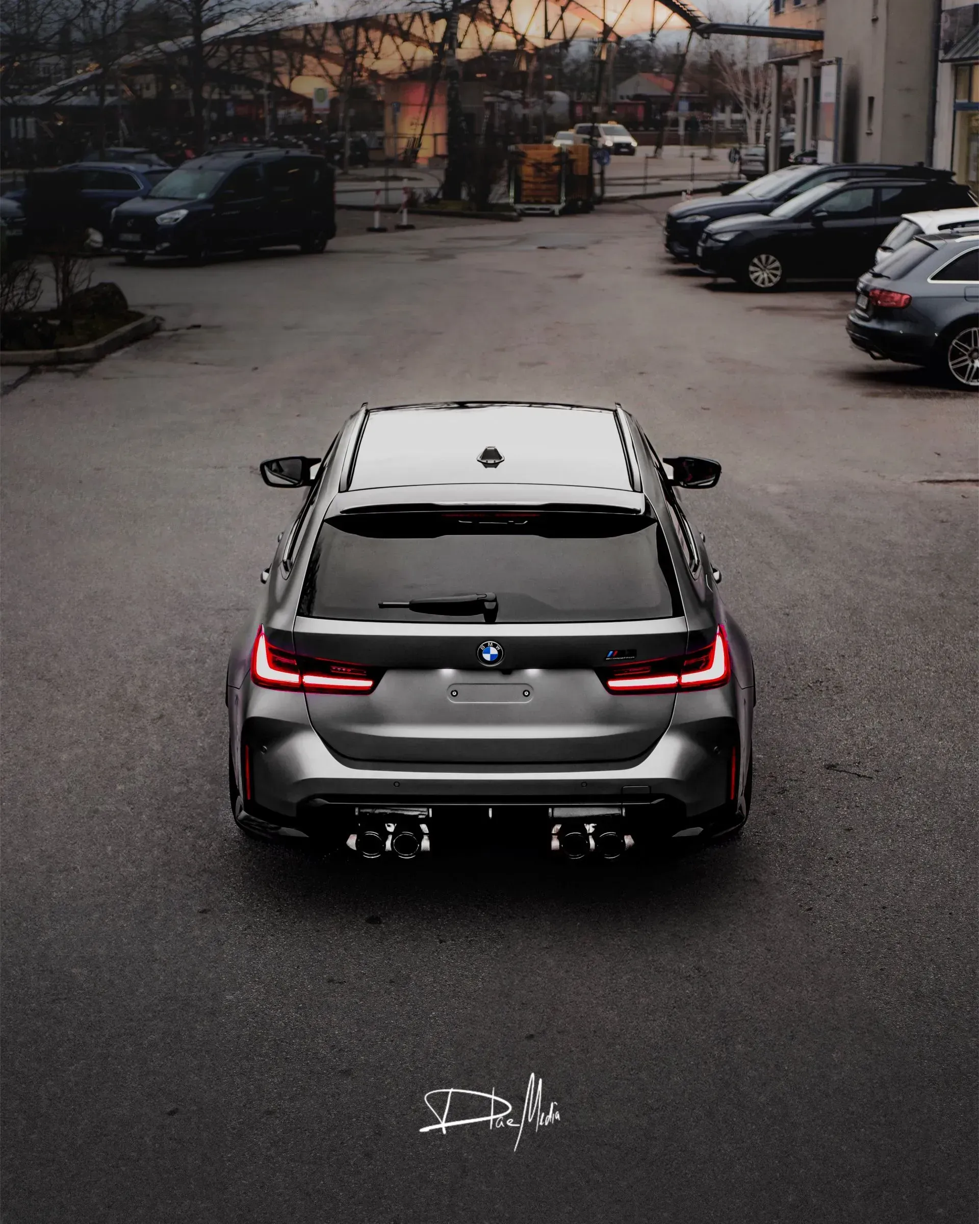 Ein BMW steht auf einem Parkplatz mit anderen Autos