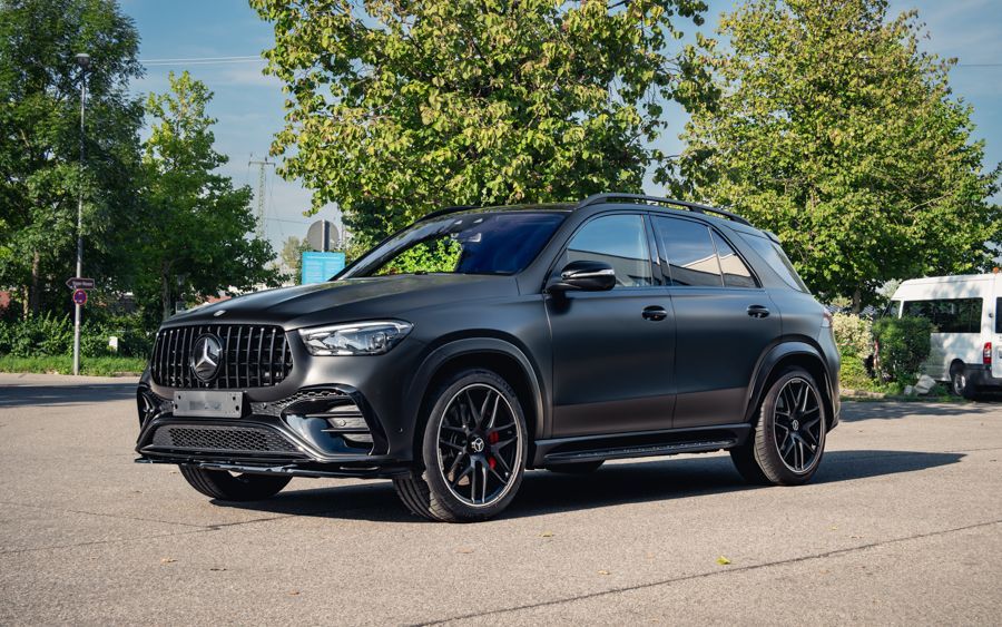 Auf einem Parkplatz steht ein schwarzer Mercedes-Benz GLE 63 AMG.