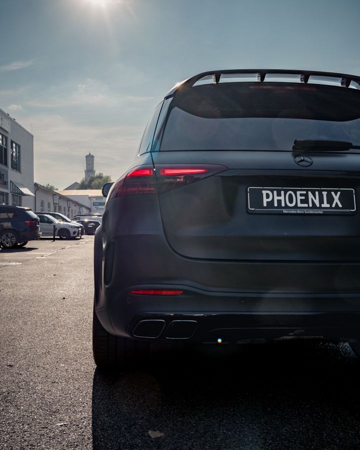 Ein schwarzes Phoenix-Auto steht auf einem Parkplatz