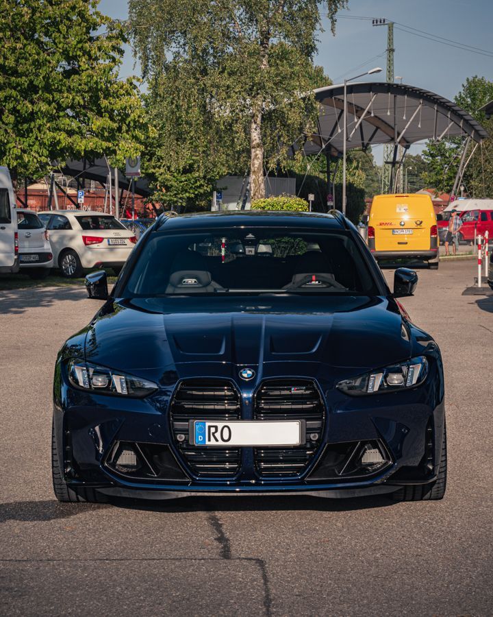 Auf einem Parkplatz steht ein schwarzes Auto mit dem Nummernschild „RO“.