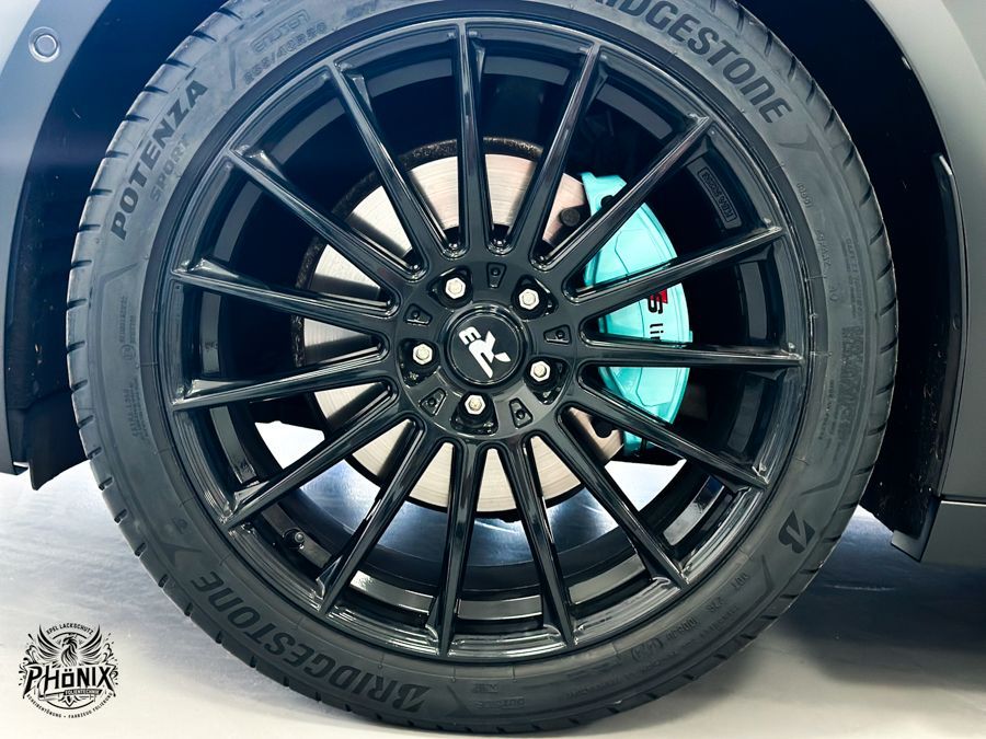 Eine Nahaufnahme eines Autorads mit einem Bridgestone-Reifen darauf.