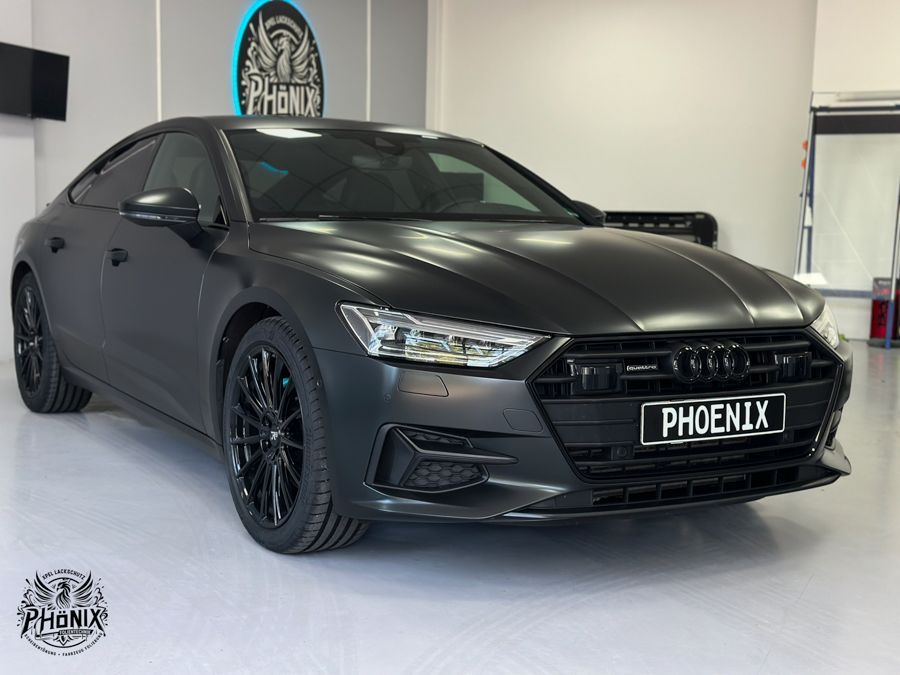 Ein schwarzer Audi A7 steht in einer Garage.