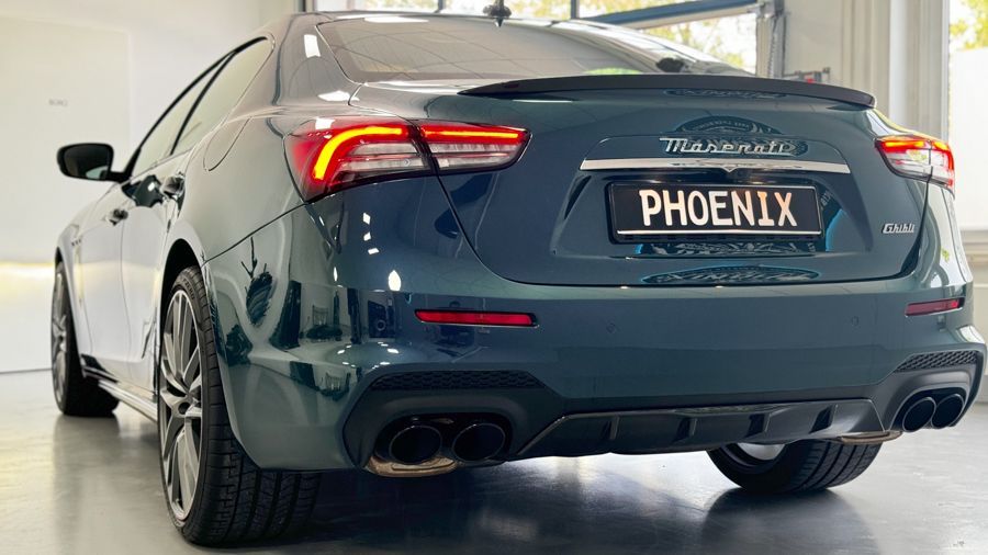 Das Heck eines Maserati Ghibli ist in einer Garage zu sehen.