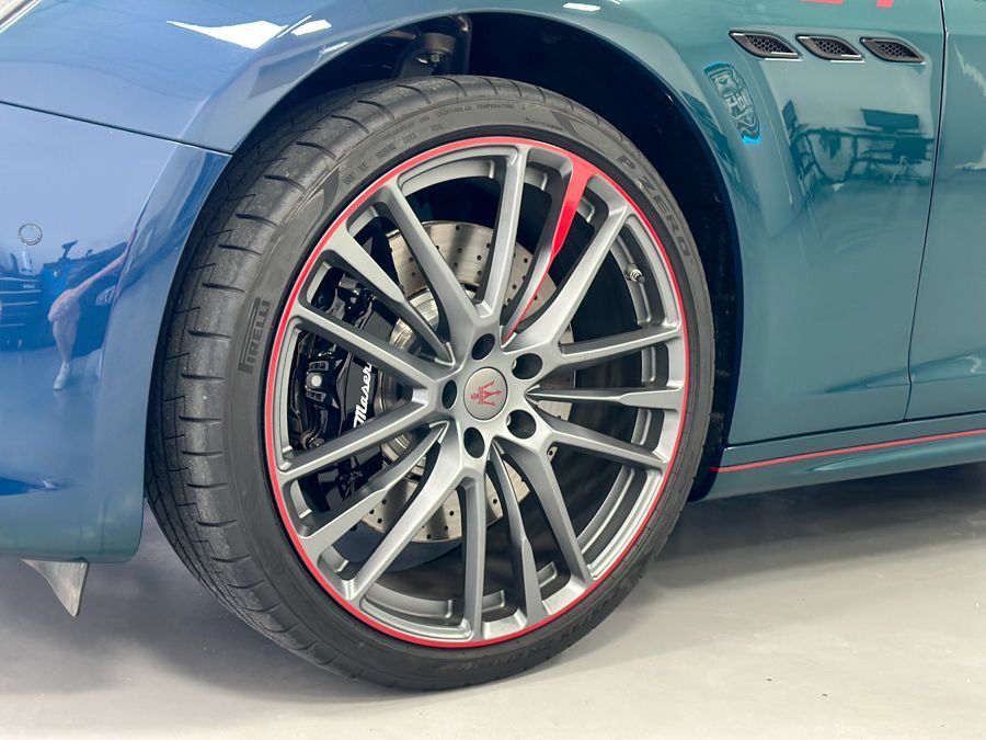 Eine Nahaufnahme eines Autorads mit roter Felge.