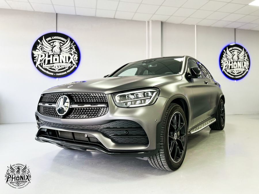 Eine Mercedes-Benz GLC-Klasse steht in einem Ausstellungsraum.