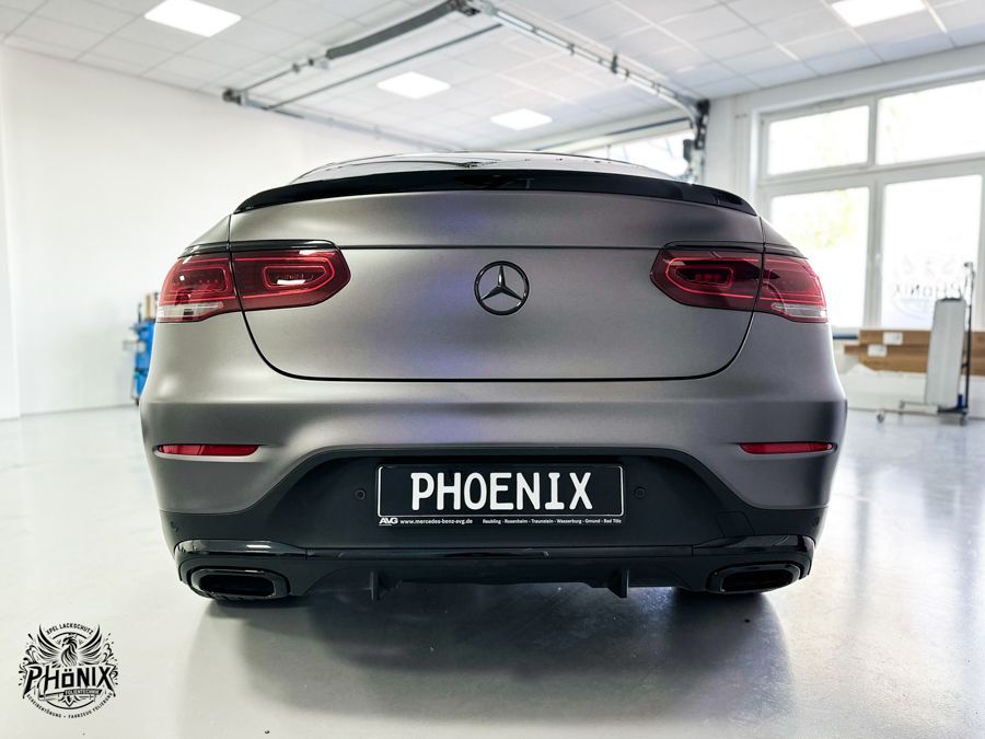 Das Heck einer Mercedes-Benz GLC-Klasse ist mit einer Phoenix-Folie beklebt.