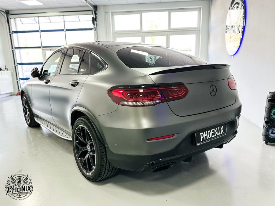 Das Heck einer Mercedes-Benz GLC-Klasse ist mit Edelstahl umhüllt.