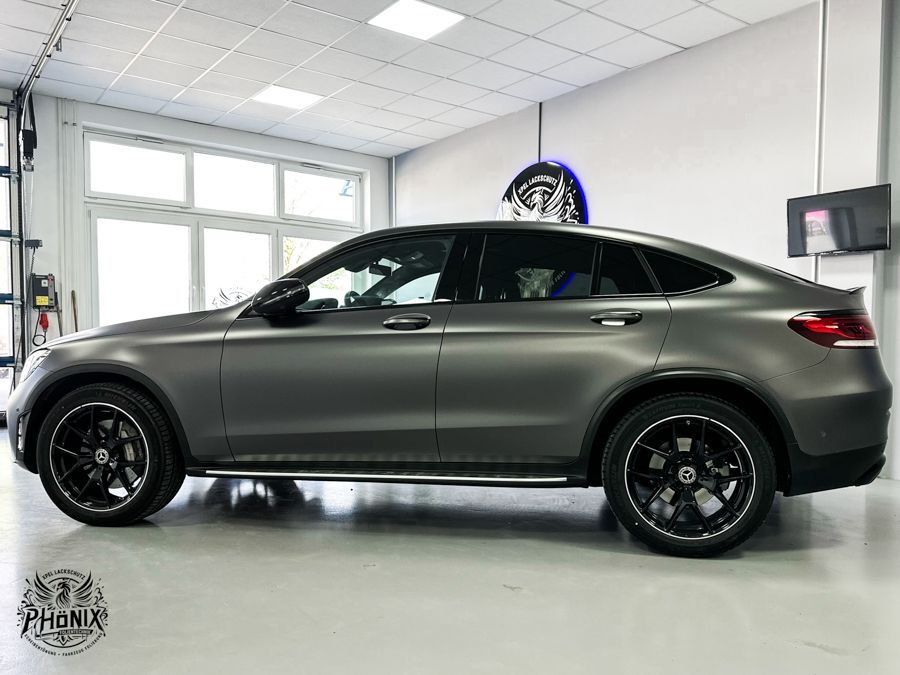 Ein Mercedes-Benz GLC Coupé steht in einer Garage.