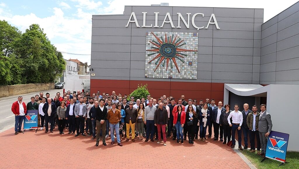 Grupo de pessoas em frente ao prédio da Aliança, possivelmente posando para uma foto.