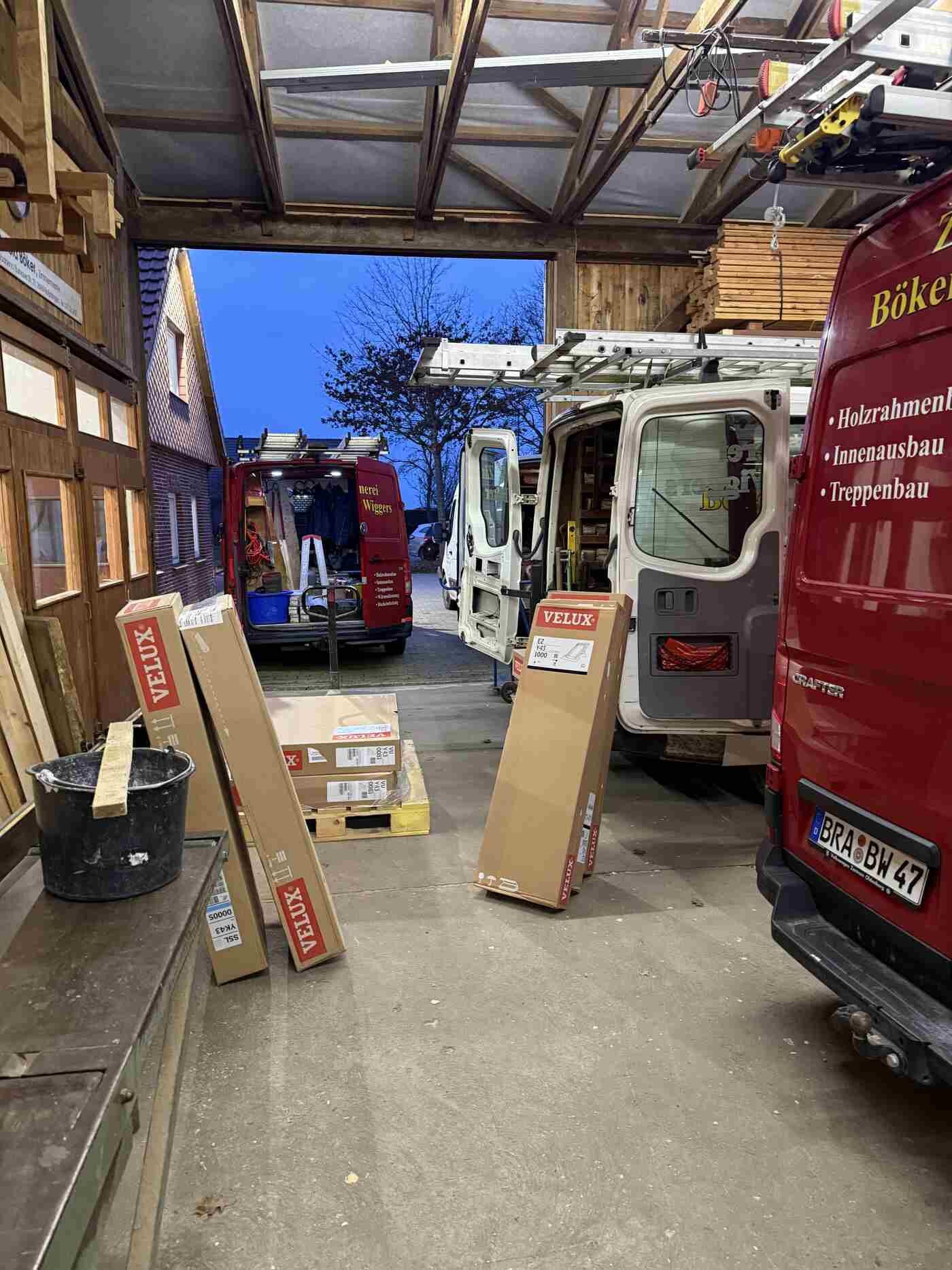 In einer Garage sind mehrere Lieferwagen geparkt.