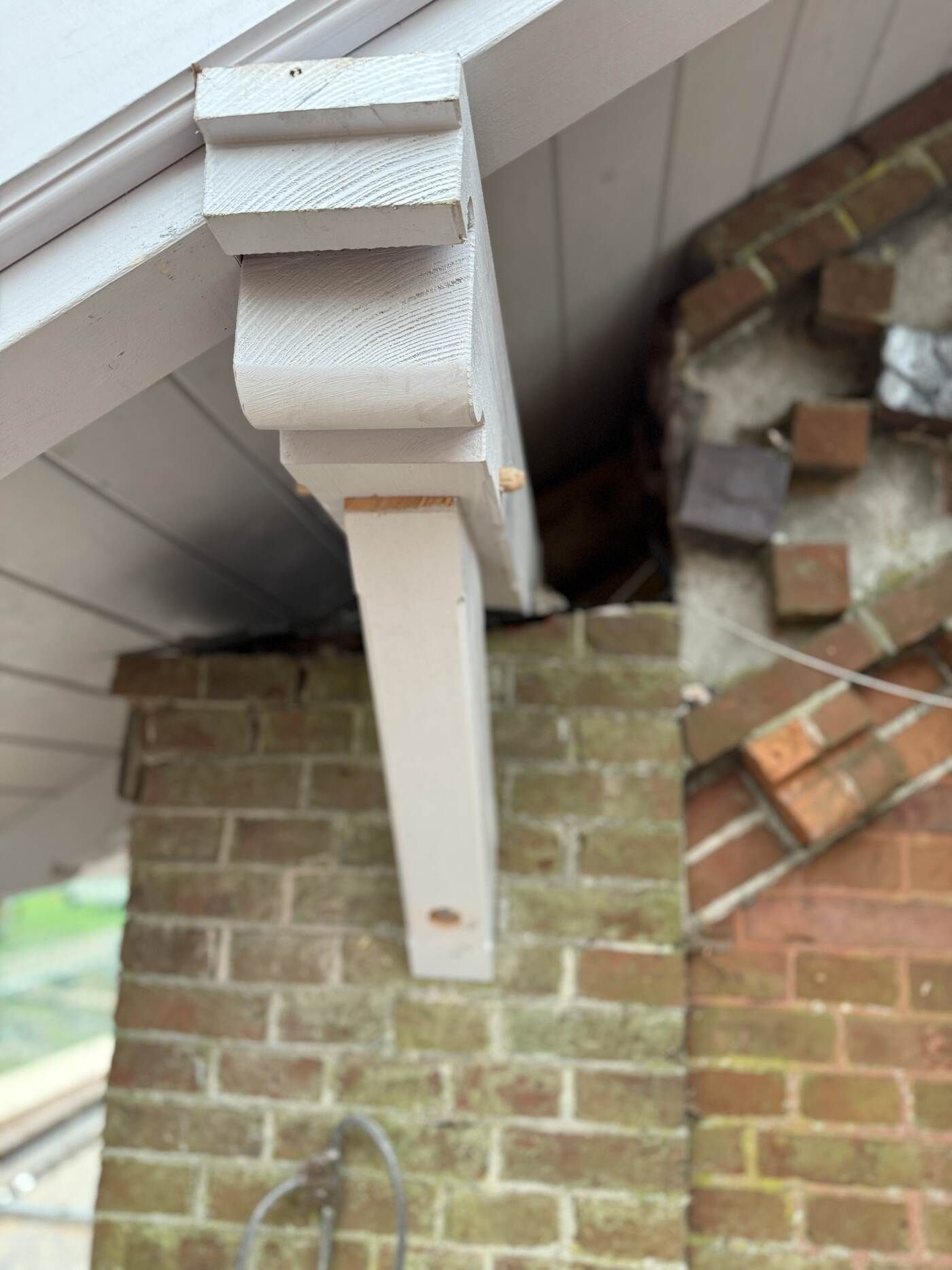 Eine Ziegelwand mit einer weißen Verzierung