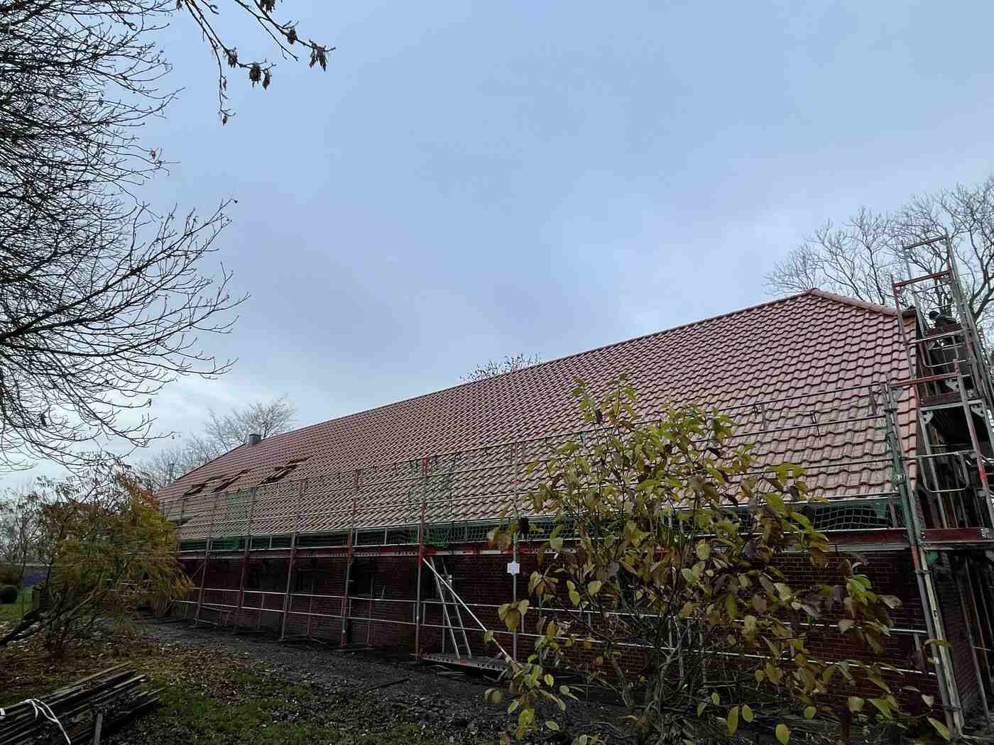 Es entsteht ein großes Gebäude mit einem roten Ziegeldach.