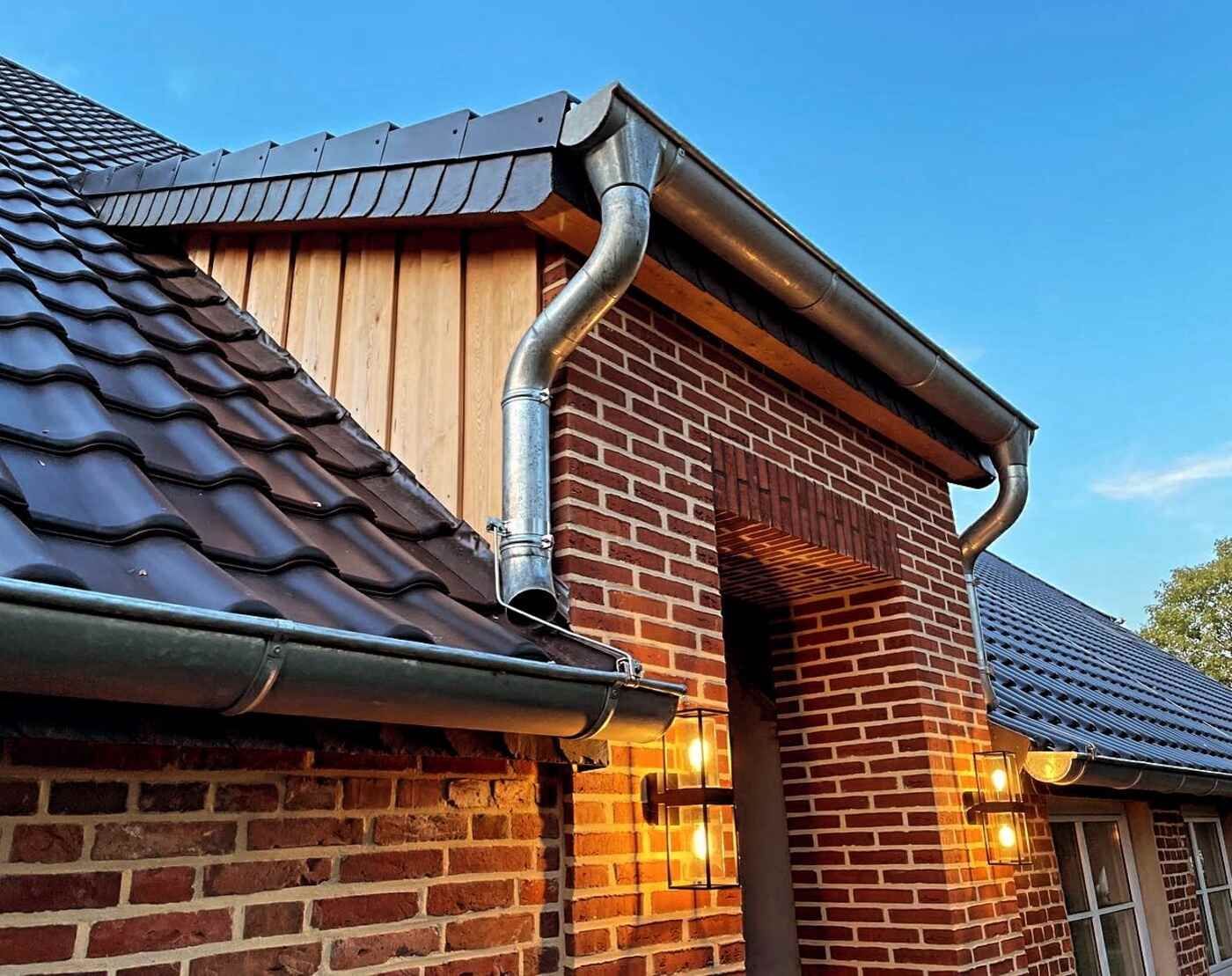 Ein Backsteingebäude mit einer Dachrinne an der Seite