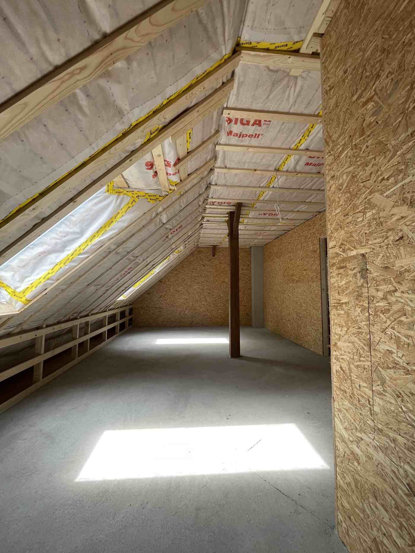 In der Decke des Dachbodens befindet sich ein Fenster.