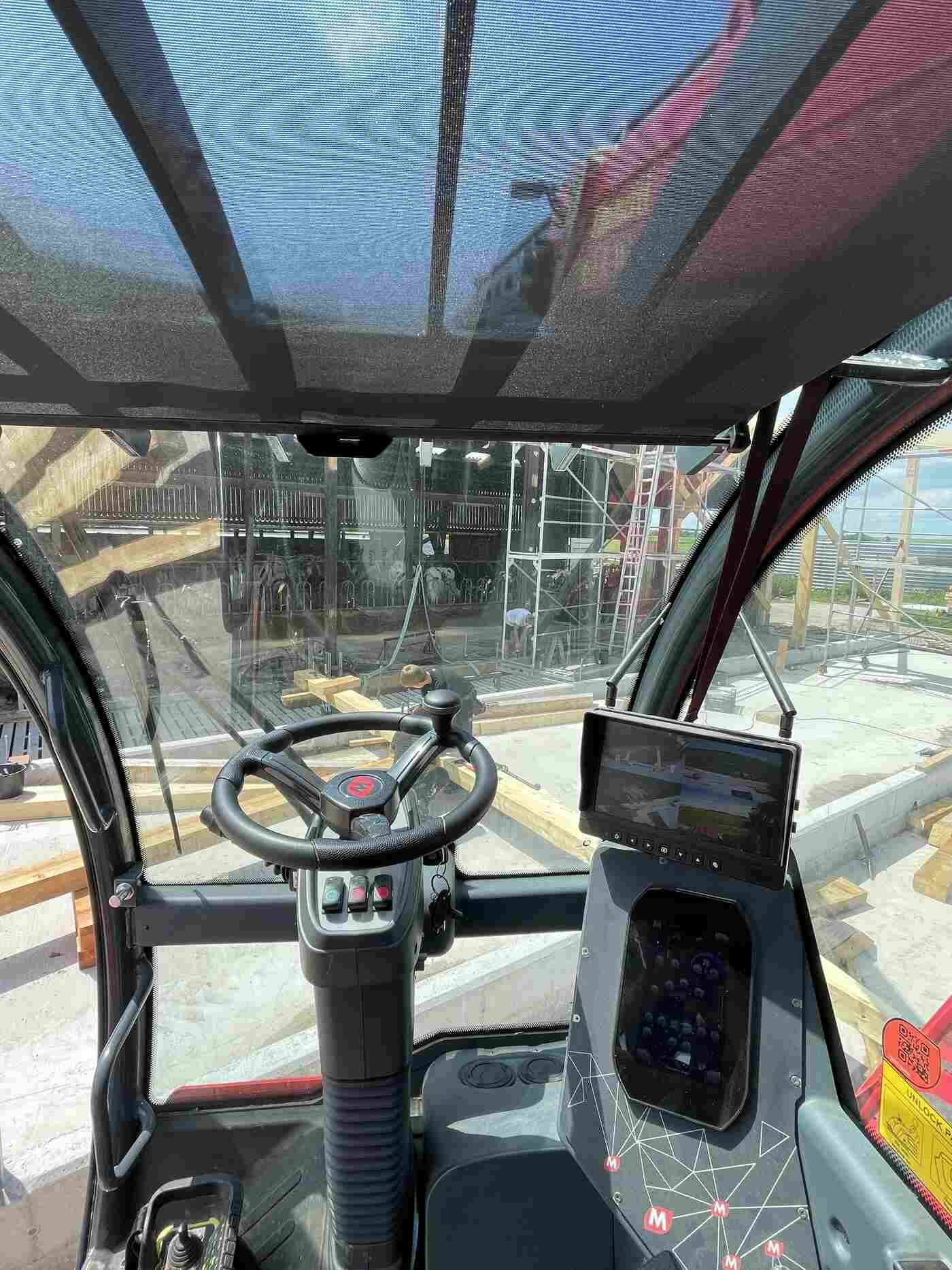 Ein Blick in das Cockpit eines Baufahrzeugs.