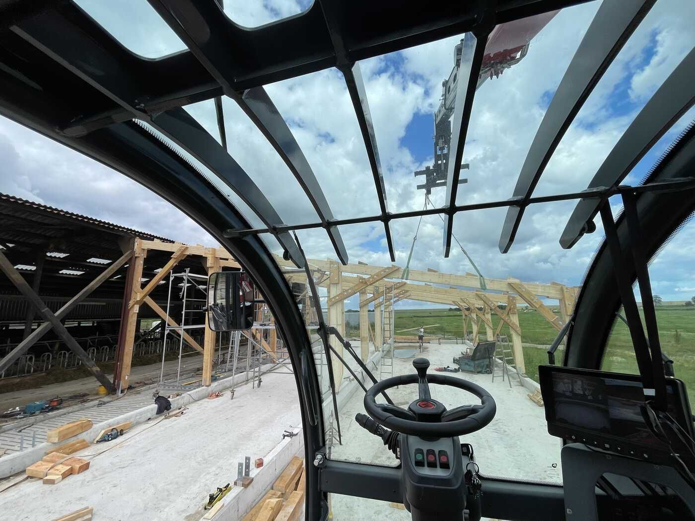 Ein Blick auf eine Baustelle aus einem Gabelstapler heraus.