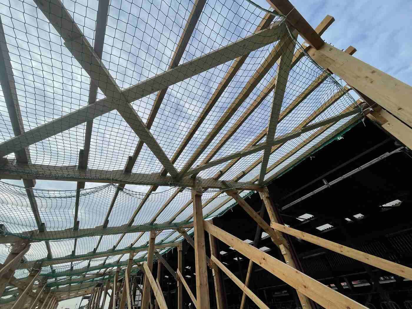 Blick nach oben auf das Dach eines im Bau befindlichen Gebäudes.