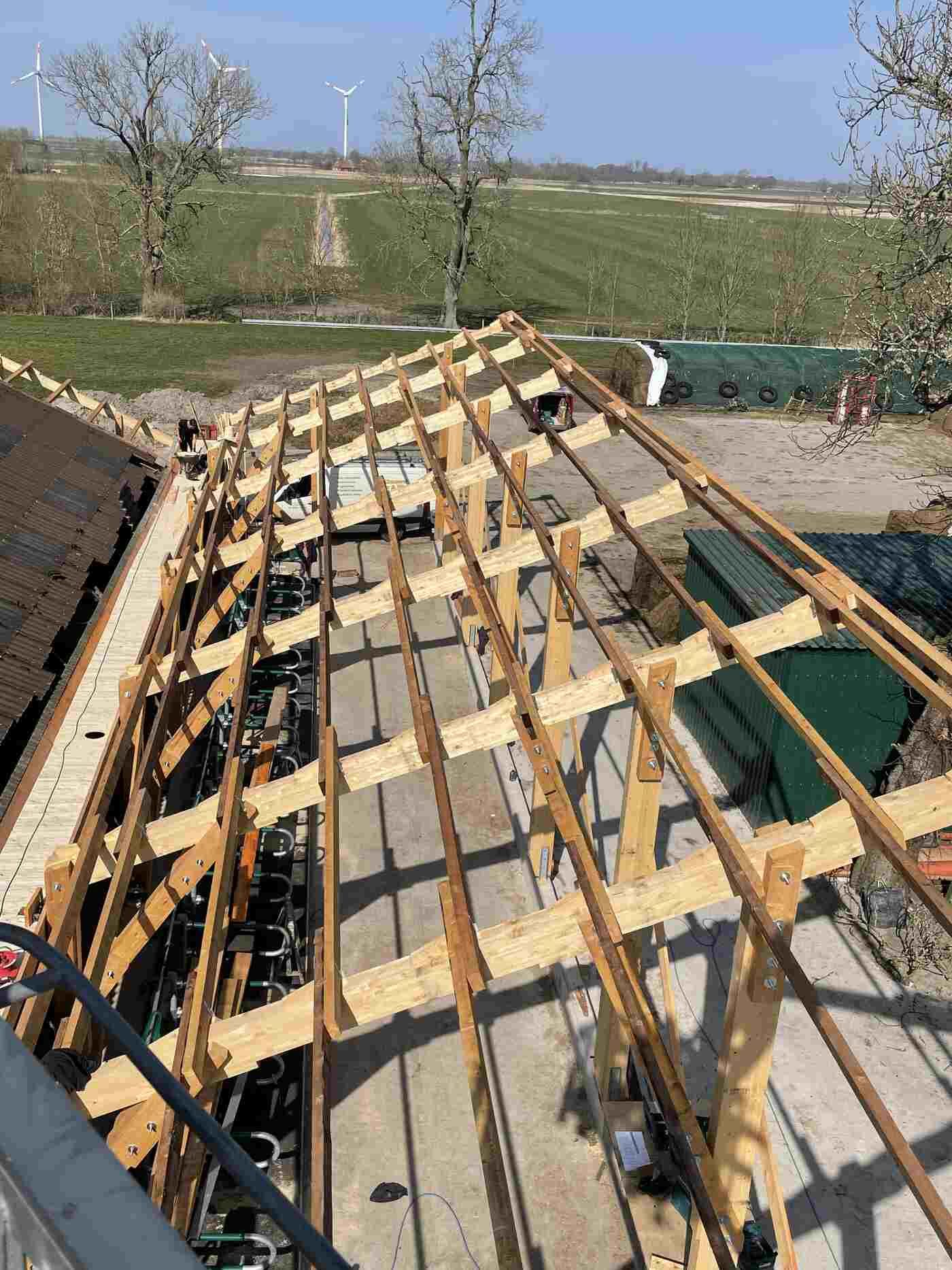 Auf einem Gebäude wird eine Holzkonstruktion errichtet.
