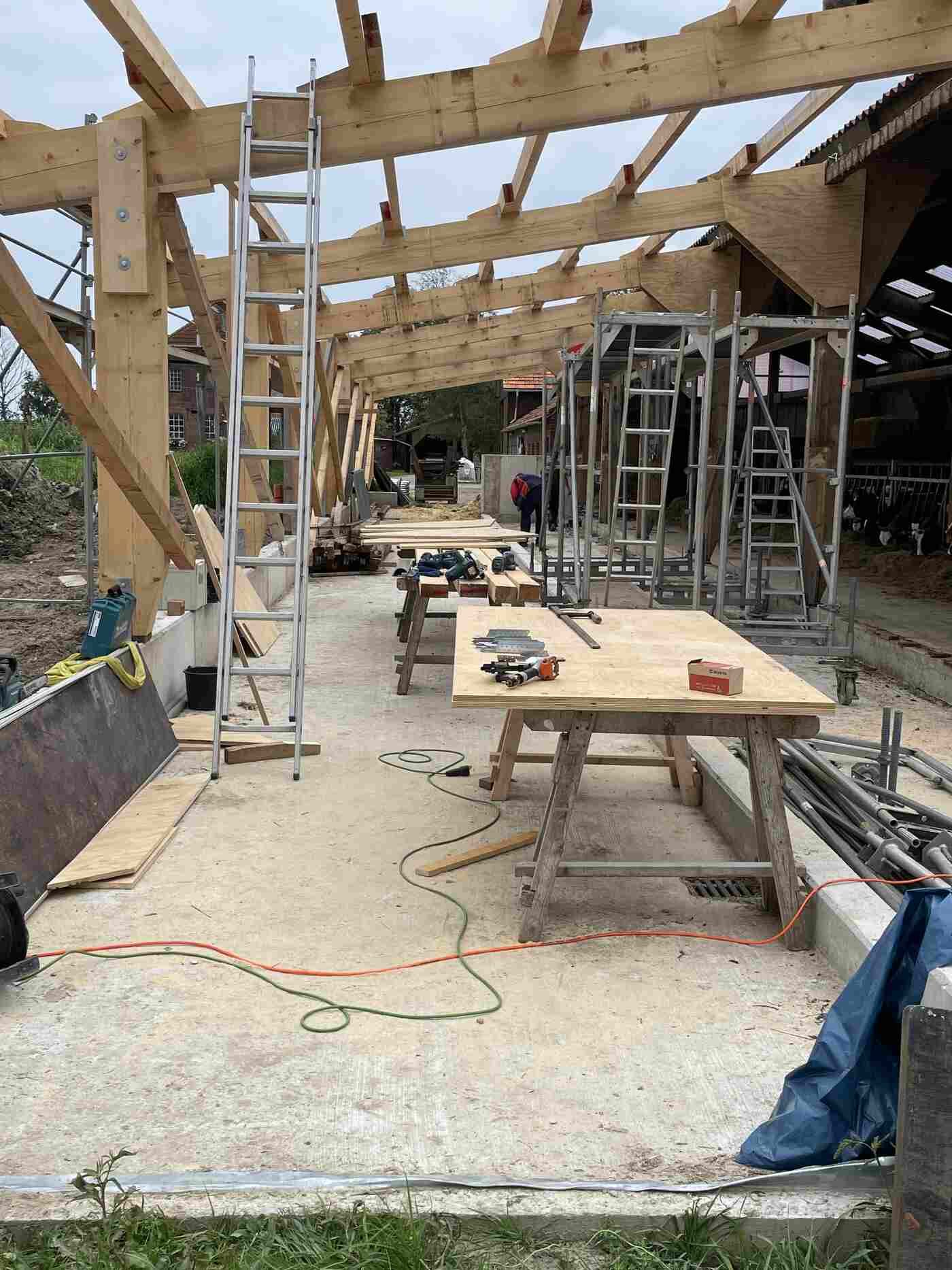 Eine Baustelle mit vielen Holzbalken und Tischen.