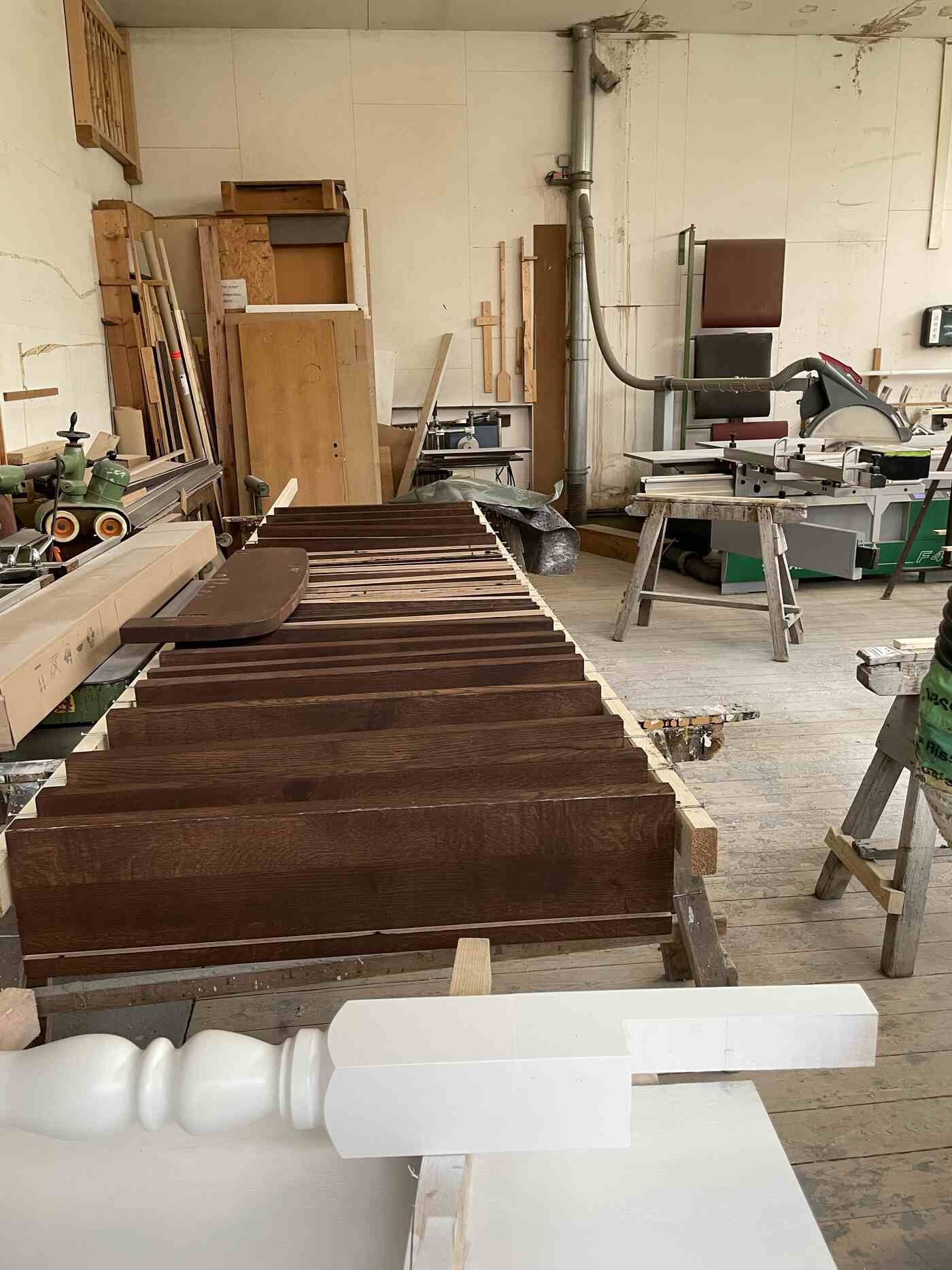 Eine Schreinerei mit viel Holz und Werkzeug.