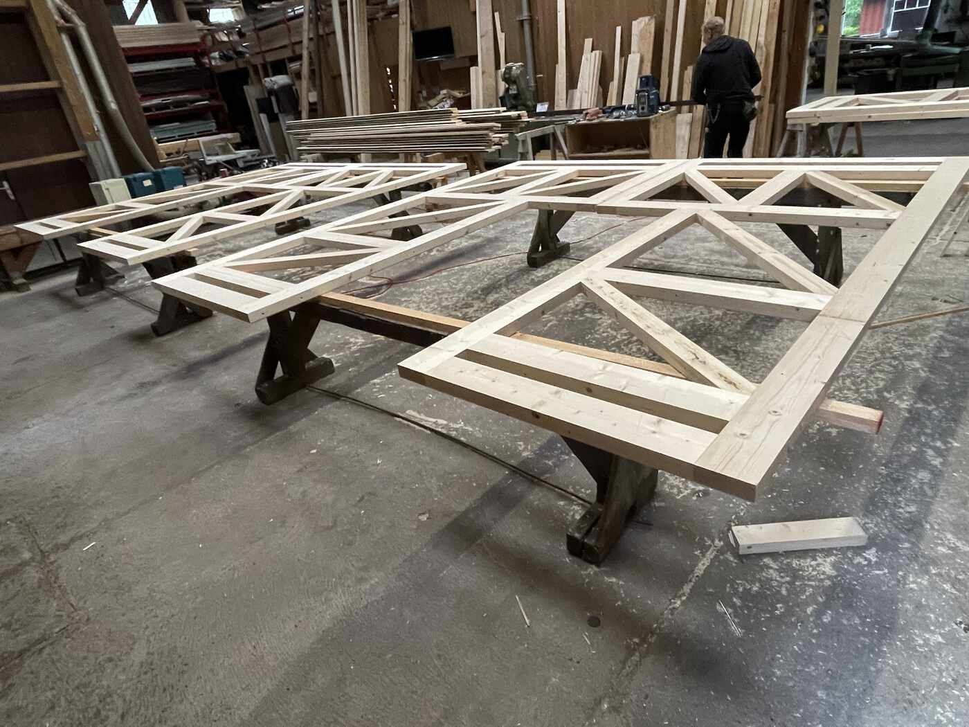 In einer Werkstatt liegt eine große Menge Holz auf einem Tisch.