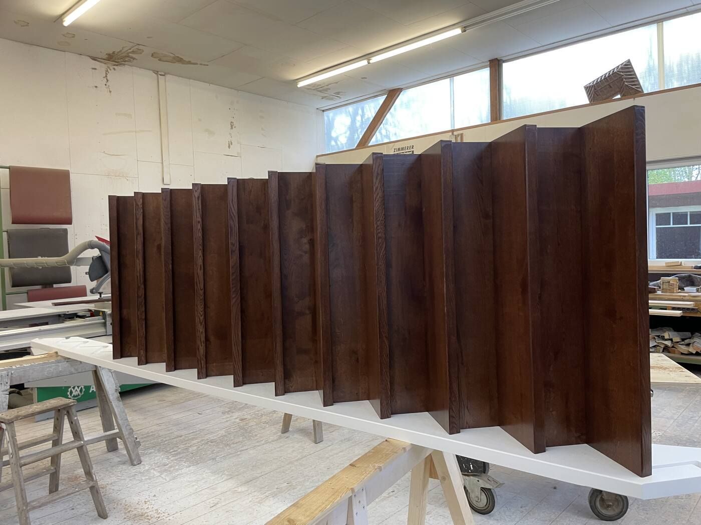 In einer Werkstatt wird eine Holztreppe gebaut.