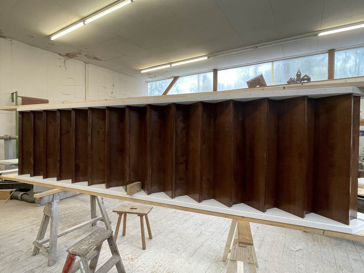 In einer Werkstatt wird eine Holztreppe gebaut.