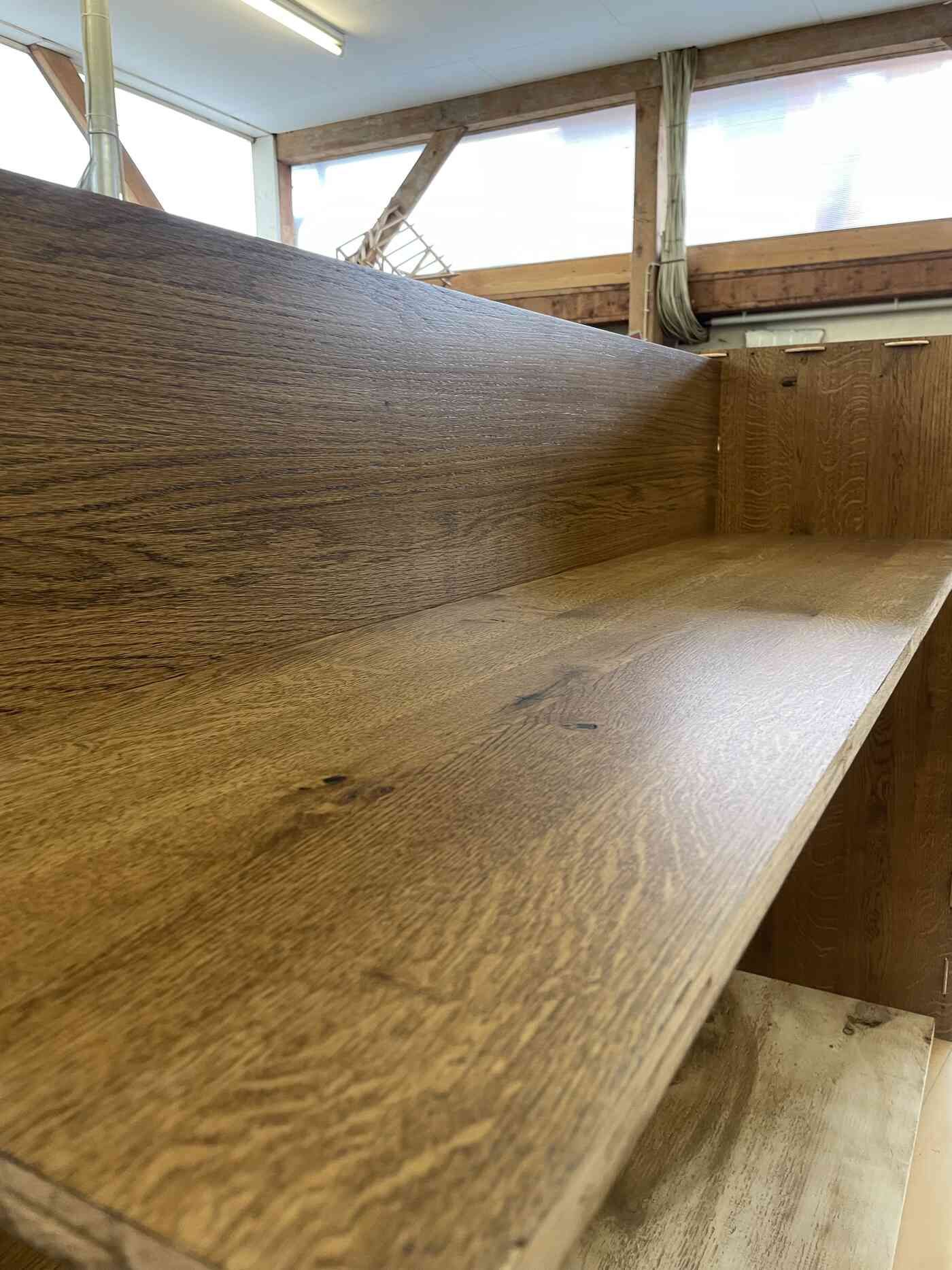 Eine Nahaufnahme eines Stücks Holz in einem Raum.