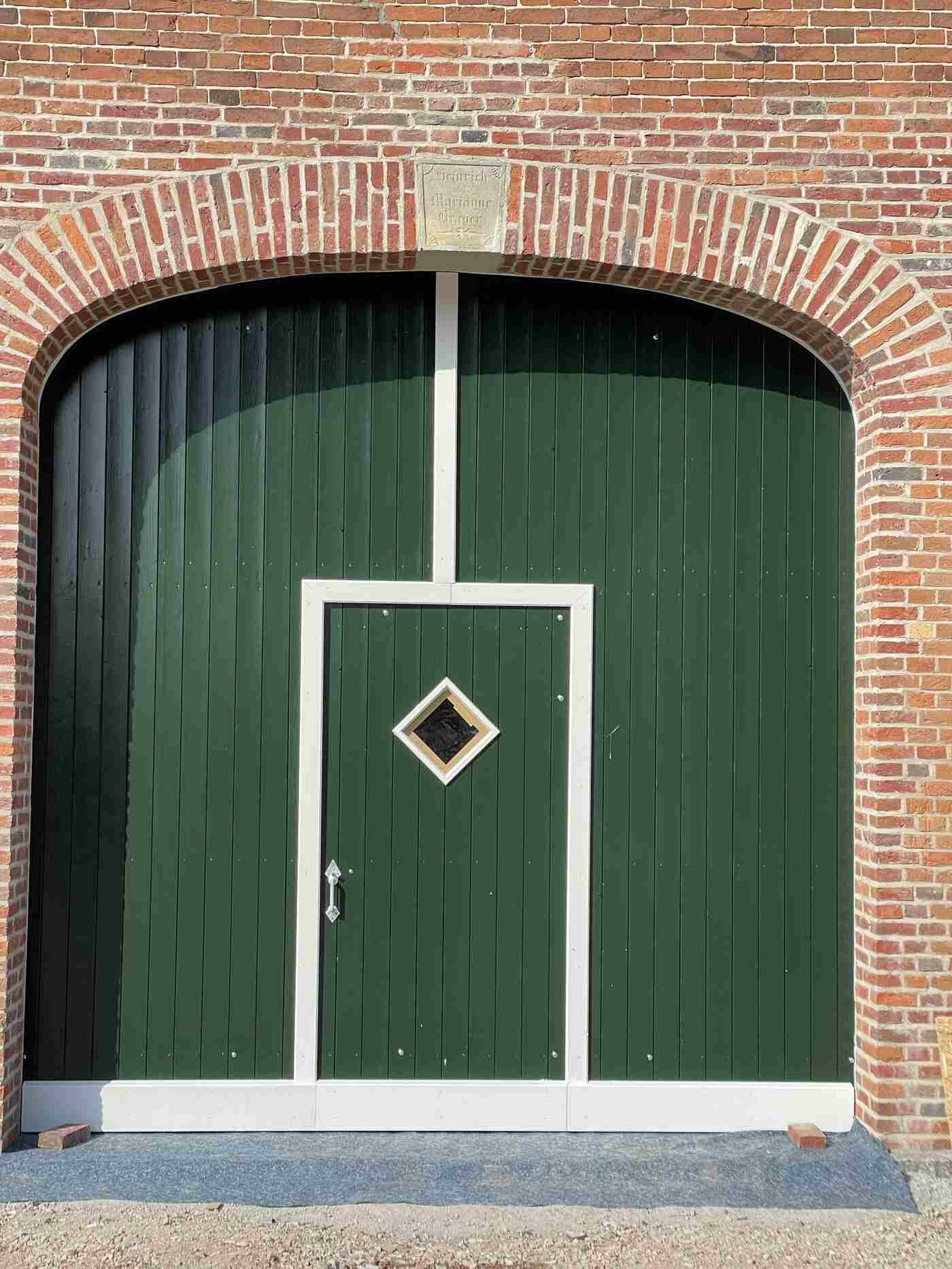 Eine grüne Tür mit einem Diamanten in der Mitte