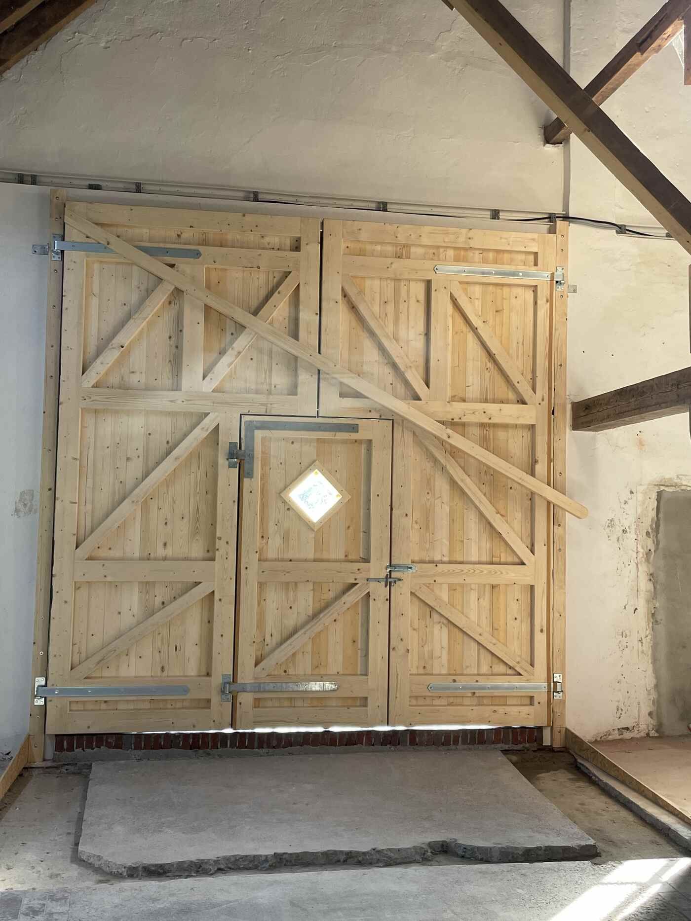 Eine Holztür mit einem Diamanten in der Mitte