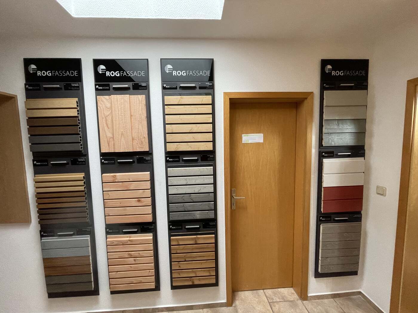 Ein Raum mit einer Tür und einer Ausstellung verschiedener Holzarten