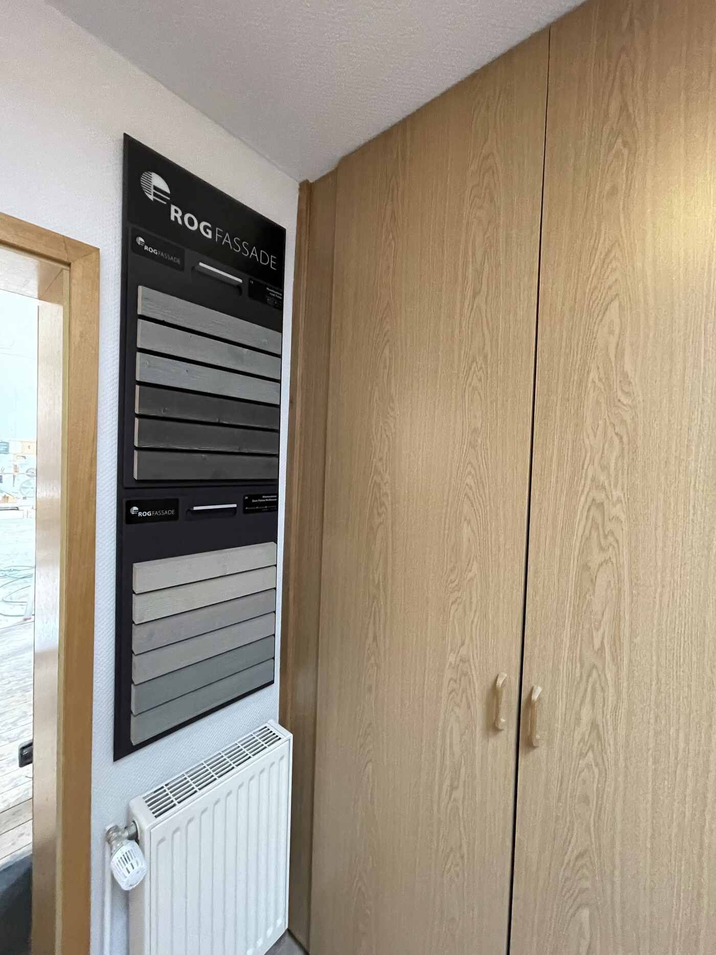 Ein Raum mit Holzschränken und einem Heizkörper an der Wand.
