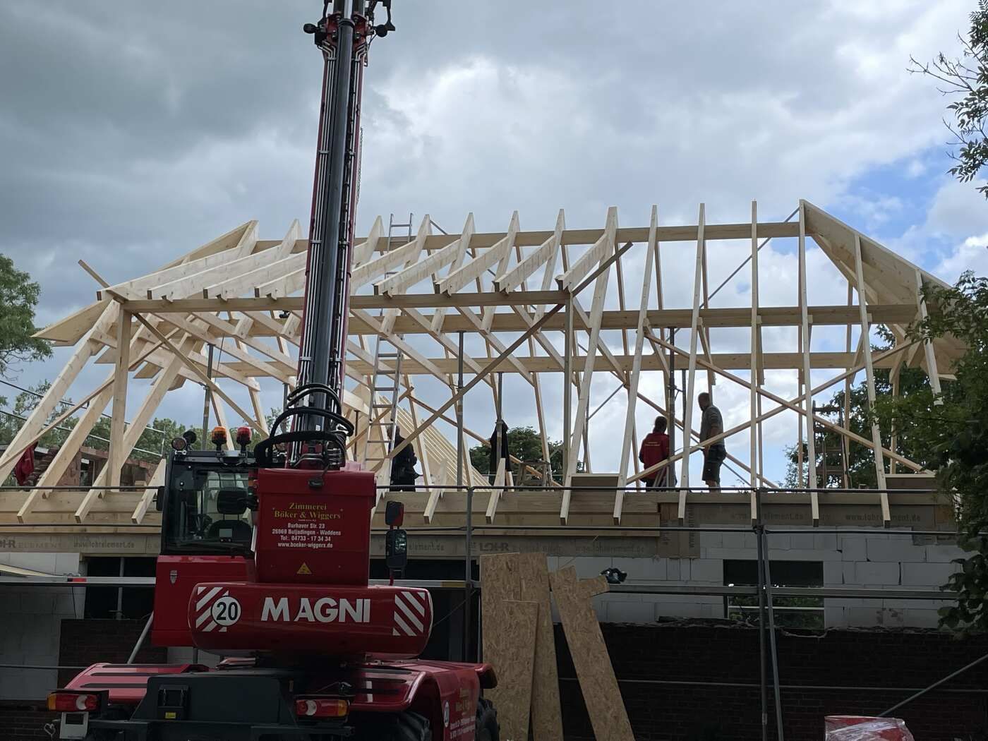 Ein Magni-Kran wird zum Bau eines Hauses verwendet