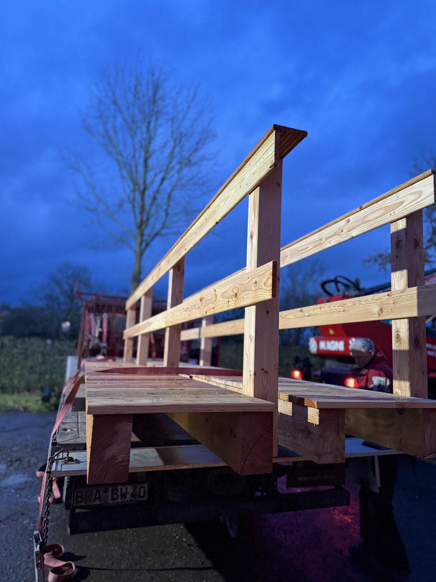 Ein Holzgeländer ist an der Rückseite eines LKWs befestigt