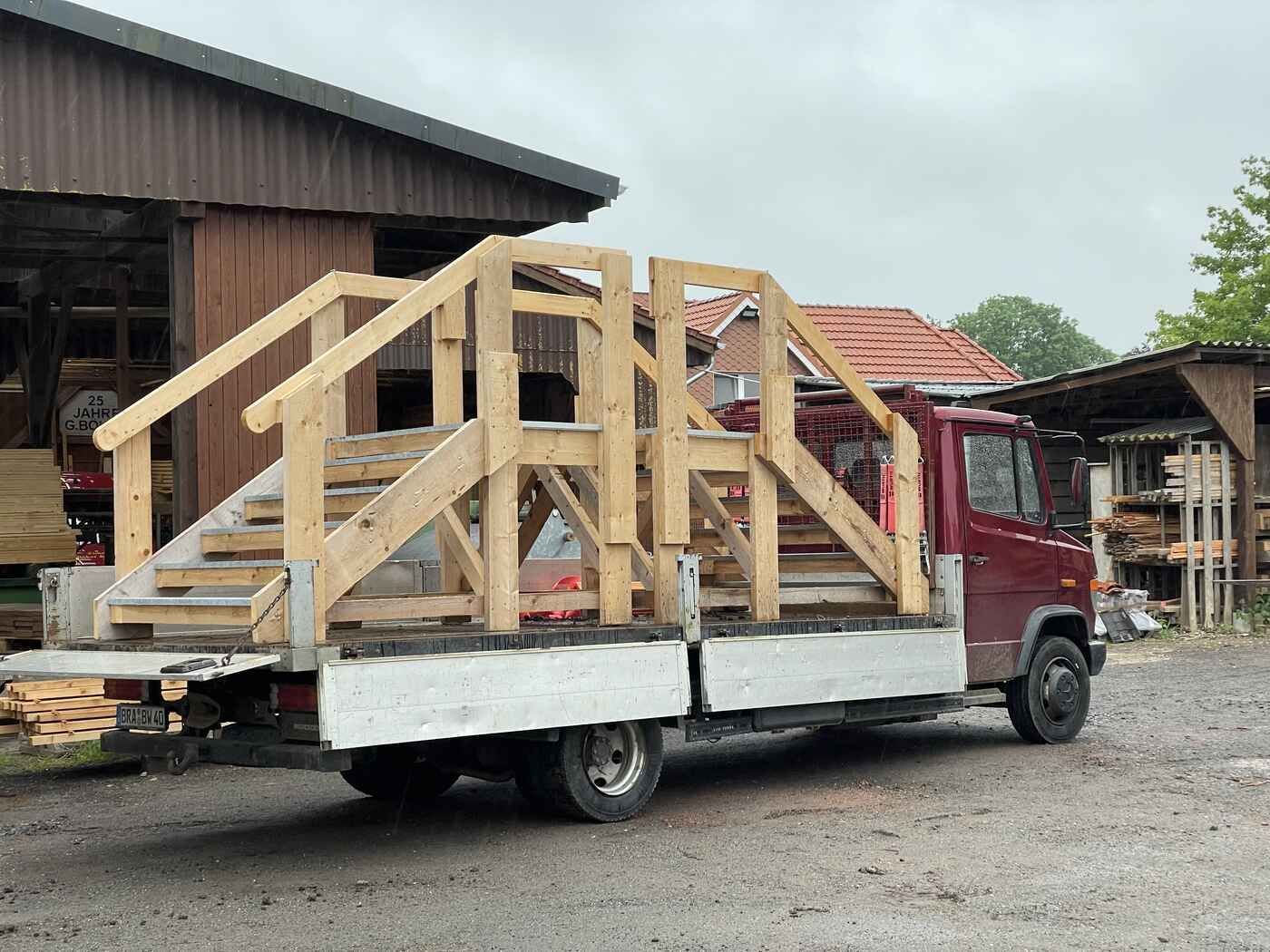 Auf der Ladefläche eines Lastwagens befindet sich eine Holzkonstruktion.