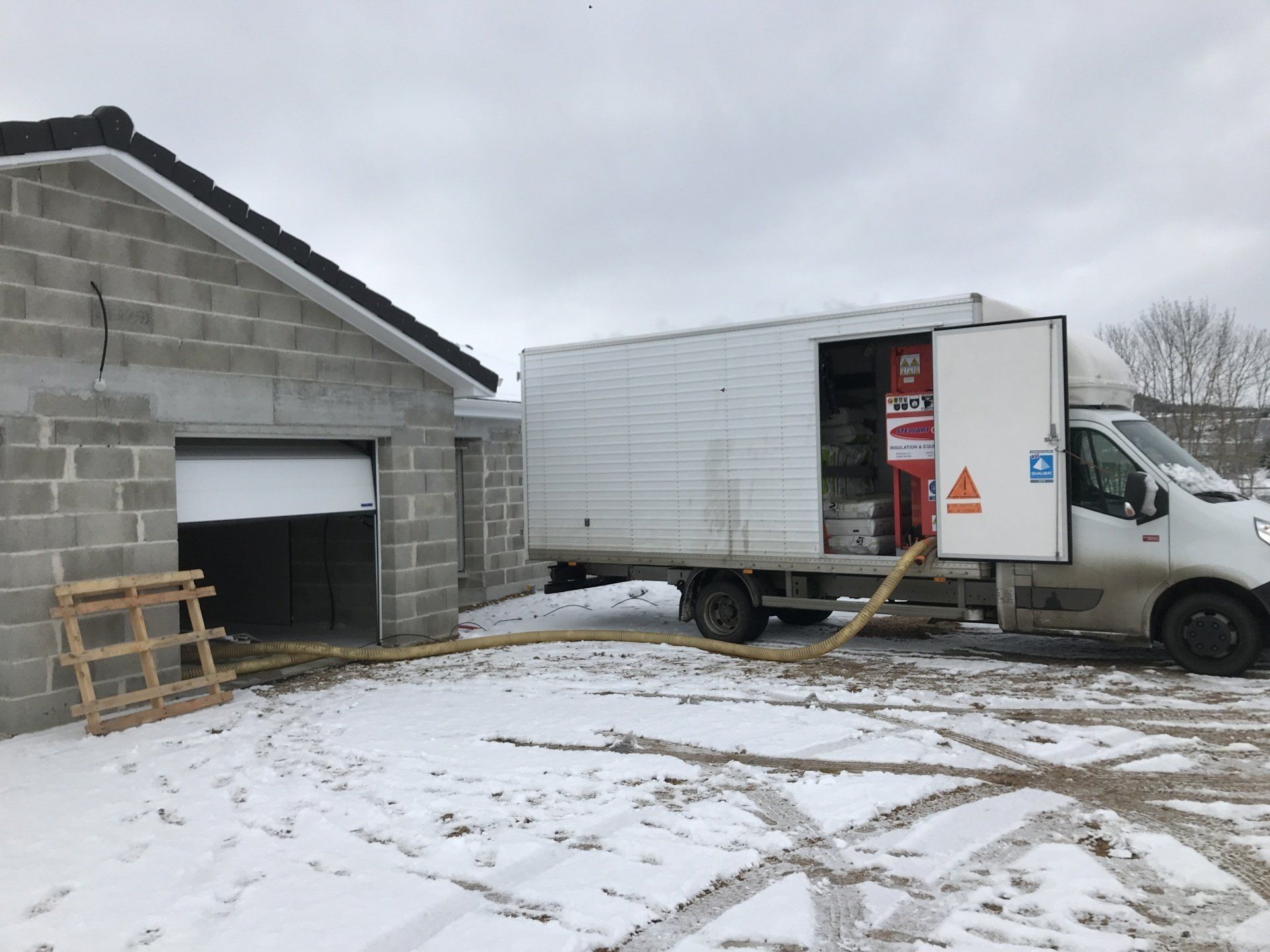 GTIsolation : vue camion avec machine de soufflage 